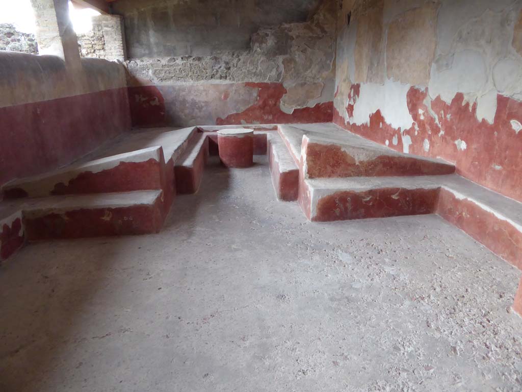 I.6.2 Pompeii. January 2017. Looking west, triclinium with table, against the west wall of the loggia.
Foto Annette Haug, ERC Grant 681269 DÉCOR.