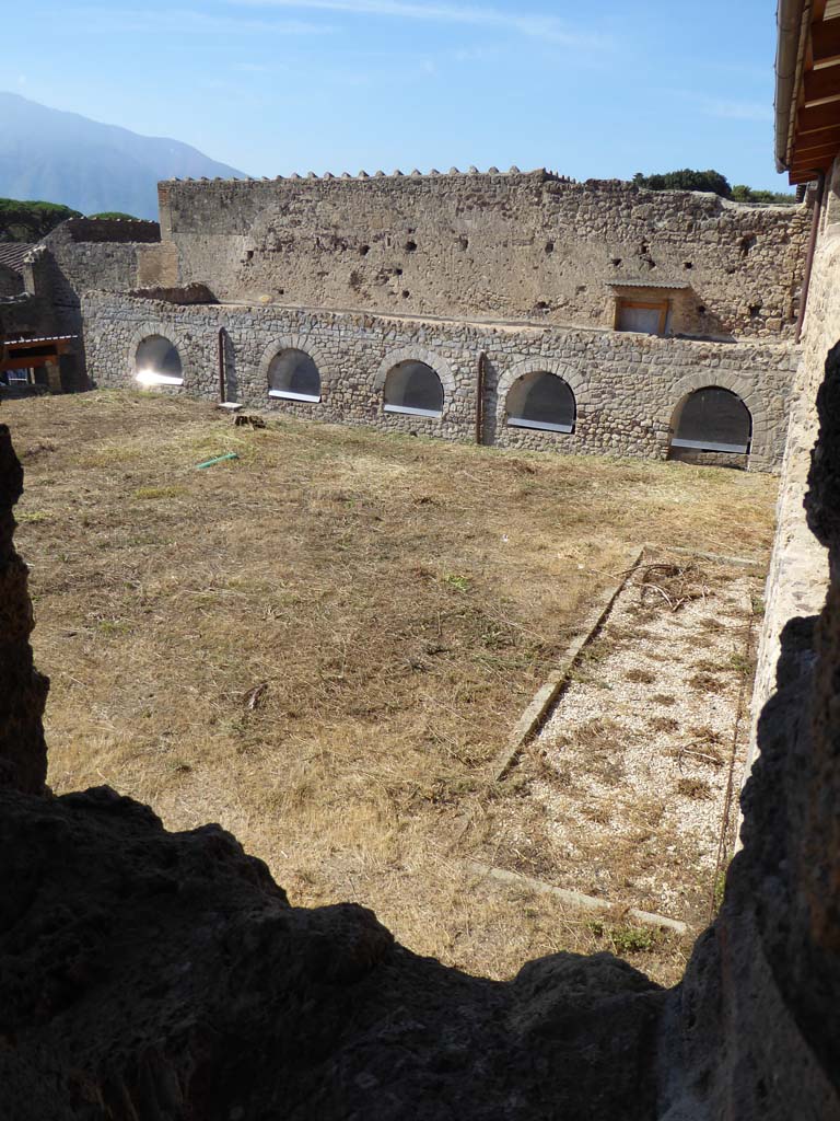 I.6.2 Pompeii. September 2017. Looking west across garden from summer loggia.
Foto Annette Haug, ERC Grant 681269 DÉCOR.