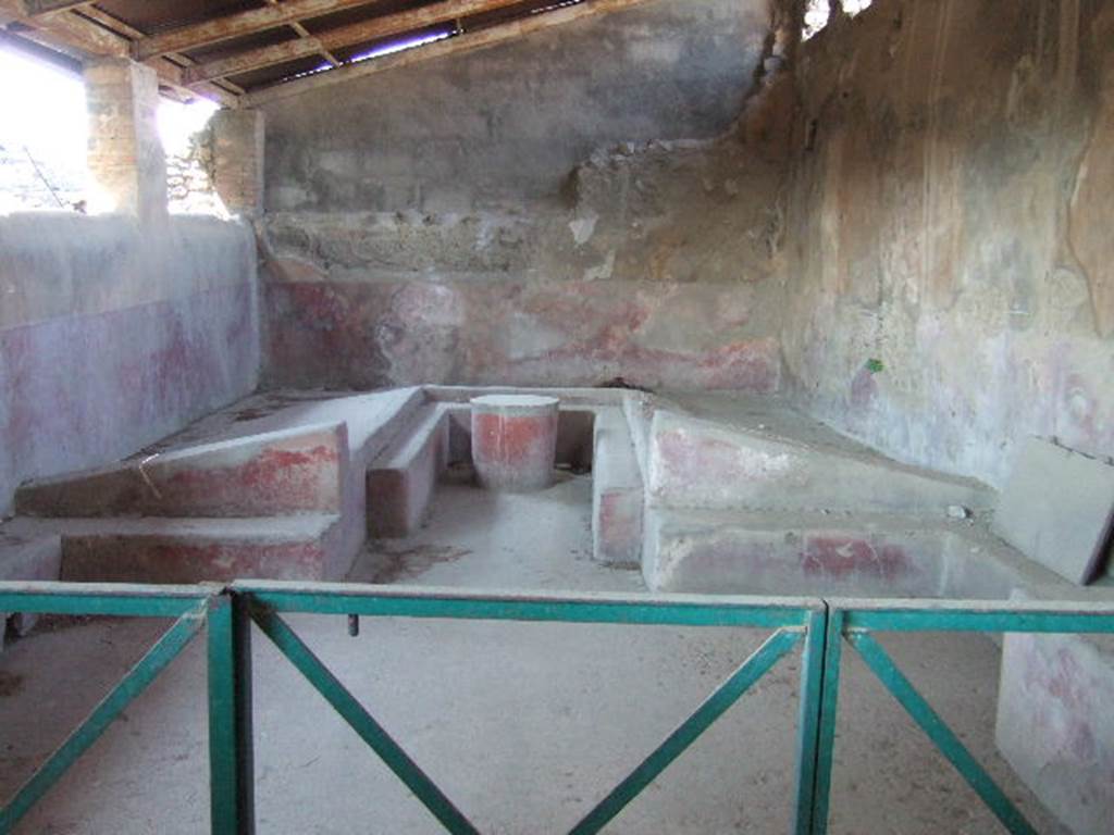 I.6.2 Pompeii. May 2006. Triclinium with table against the west wall of the loggia.