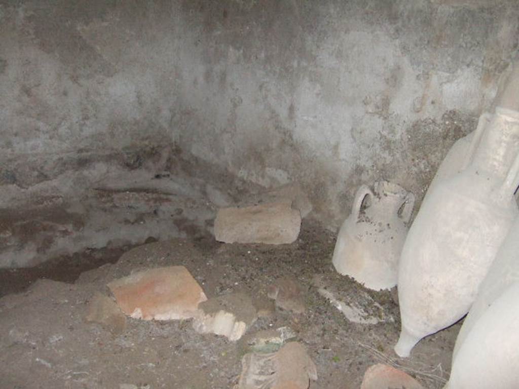 I.6.2 Pompeii. May 2006. Amphorae in caldarium.  