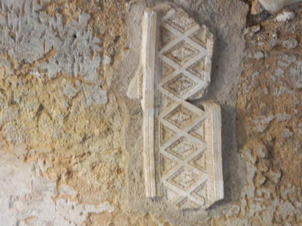I.6.2 Pompeii. May 2016. Stucco detail from north wall of north wing in north-east corner. Photo courtesy of Buzz Ferebee.
