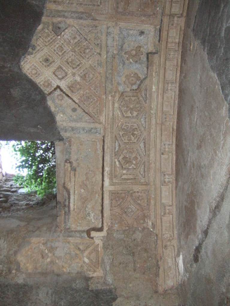 I.6.2 Pompeii. May 2006. Stuccoed ceiling in cryptoporticus.