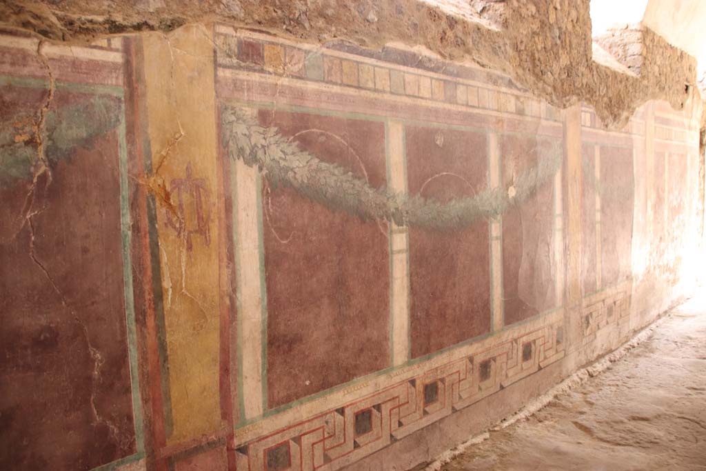 I.6.2 Pompeii. September 2019. Detail of wall decoration on east wall of west wing of cryptoporticus, looking south.
Photo courtesy of Klaus Heese.
