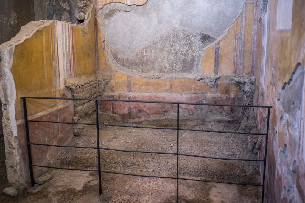 I.6.4 Pompeii. December 2021.
Room 4, looking towards north and east wall, with site of bed, 2.31m long x 1.32m wide. Photo courtesy of Johannes Eber.
This is a similar photo to Fig. 512 (on page 450, and a reconstruction of the bed and box shown in Fig.513), described by Spinnazzola as –
“Letto a spalliera di legno intagliato a doppia fila di rettangoli corniciati (impronte nella cenere), e cassetta sottostante (impronta) Primo cubiculo ad oriente.”
“Carved wooden backrest bed with double row of framed rectangles (impressions in the ash), and box underneath (impression). First cubiculum to the east”.
See Spinazzola V., 1953. Pompei alla luce degli Scavi Nuovi di Via dell’Abbondanza (anni 1910-1923). Roma: La Libreria della Stato, (p.447, and p.450).