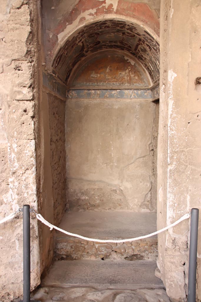 I.6.4 Pompeii. October 2022.
Room 16, looking south into sacellum in south-west corner of atrium. Photo courtesy of Klaus Heese.