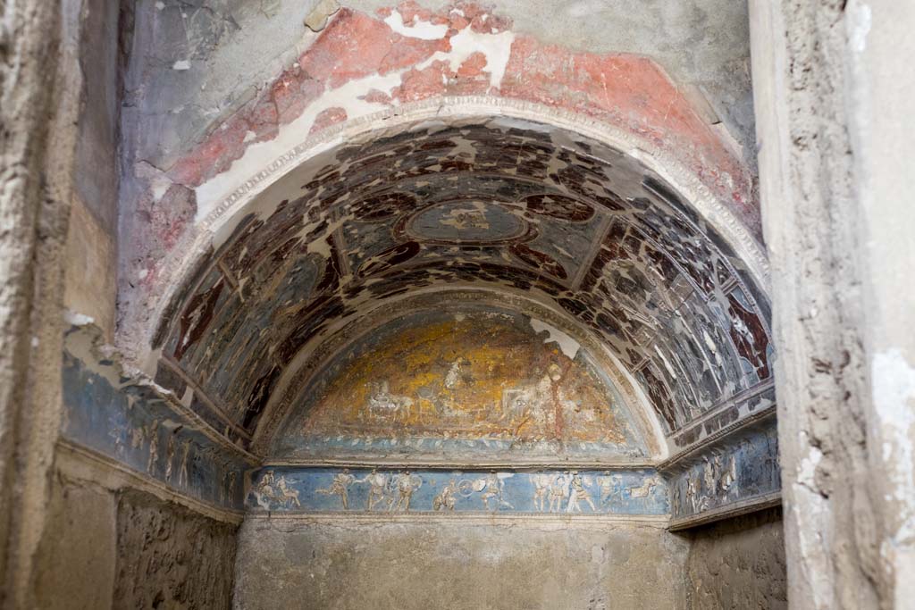 I.6.4 Pompeii. December 2021.
Room 16, sacellum. Stucco ceiling, lunette with Diana and Endymion, and Iliac relief. Photo courtesy of Johannes Eber.
.
