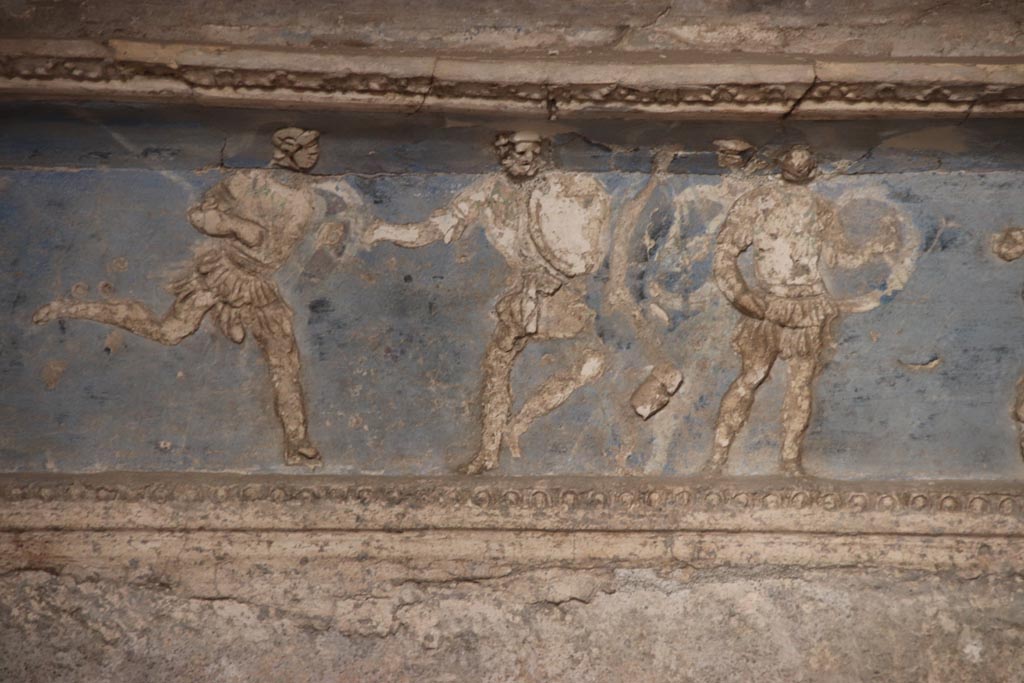 I.6.4 Pompeii. October 2023. Room 16, Hector advances against a group of Achaean warriors.
Detail from frieze on south wall towards the east end. Photo courtesy of Klaus Heese.