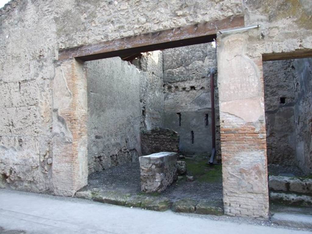 I.6.5 Pompeii. December 2007. Entrance.
On the west (right) side of the entrance doorway, graffiti were found. (see I.6.6)