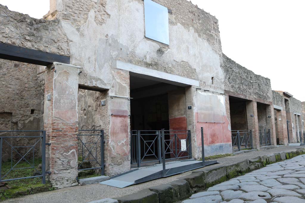 I.6.6 Pompeii. December 2018.
Small doorway leading to steps to upper floor, on south side of Via dell’Abbondanza. Photo courtesy of Aude Durand.