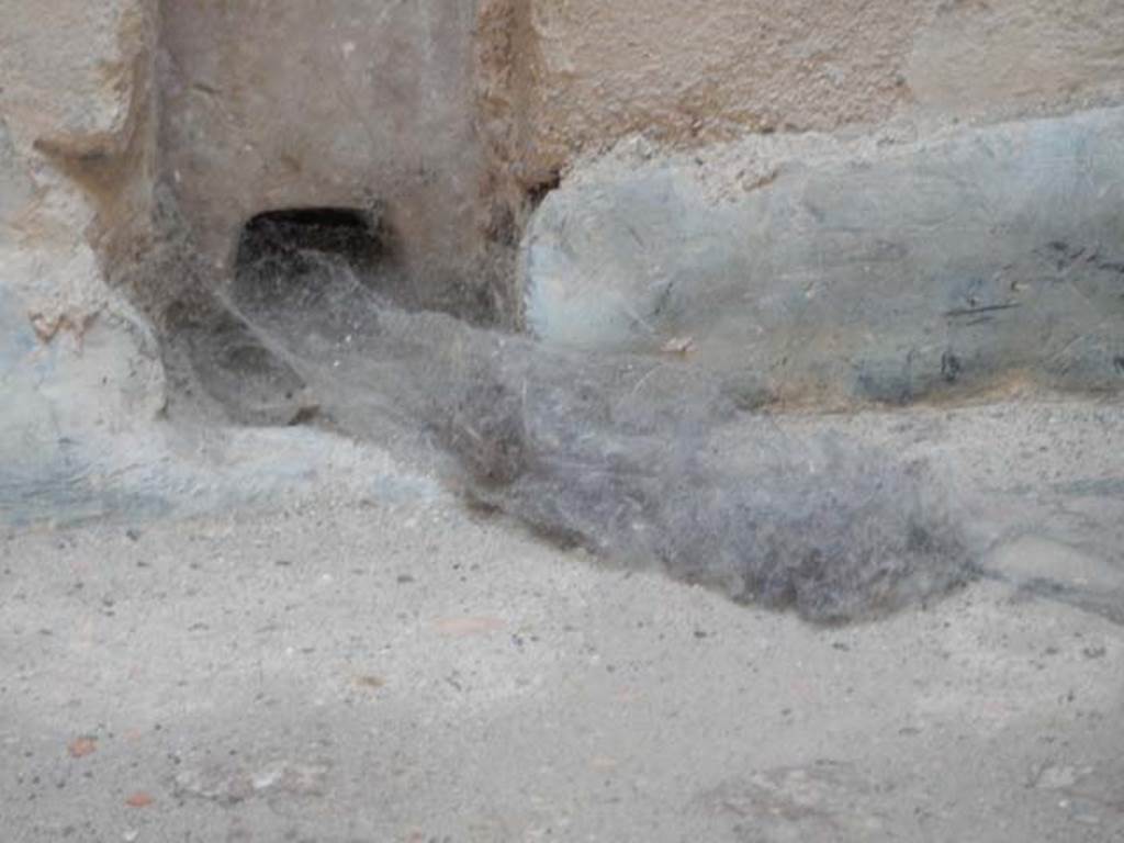 I.6.7 Pompeii. May 2016. Detail from north end of impluvium/vat. Photo courtesy of Buzz Ferebee.