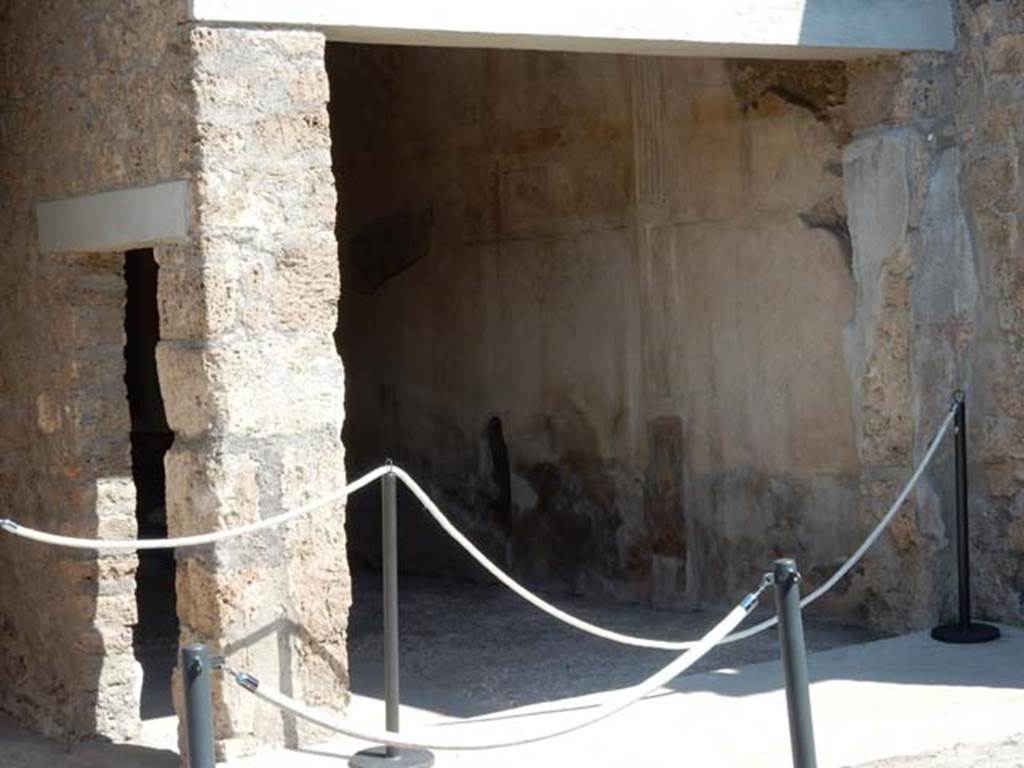 I.6.7 Pompeii. May 2016. Looking north-east towards triclinium from the garden area.
Photo courtesy of Buzz Ferebee.