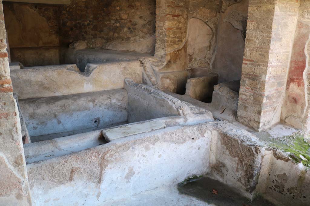 I.6.7 Pompeii. December 2018.Looking towards treading vats on west side of middle vat. Photo courtesy of Aude Durand.