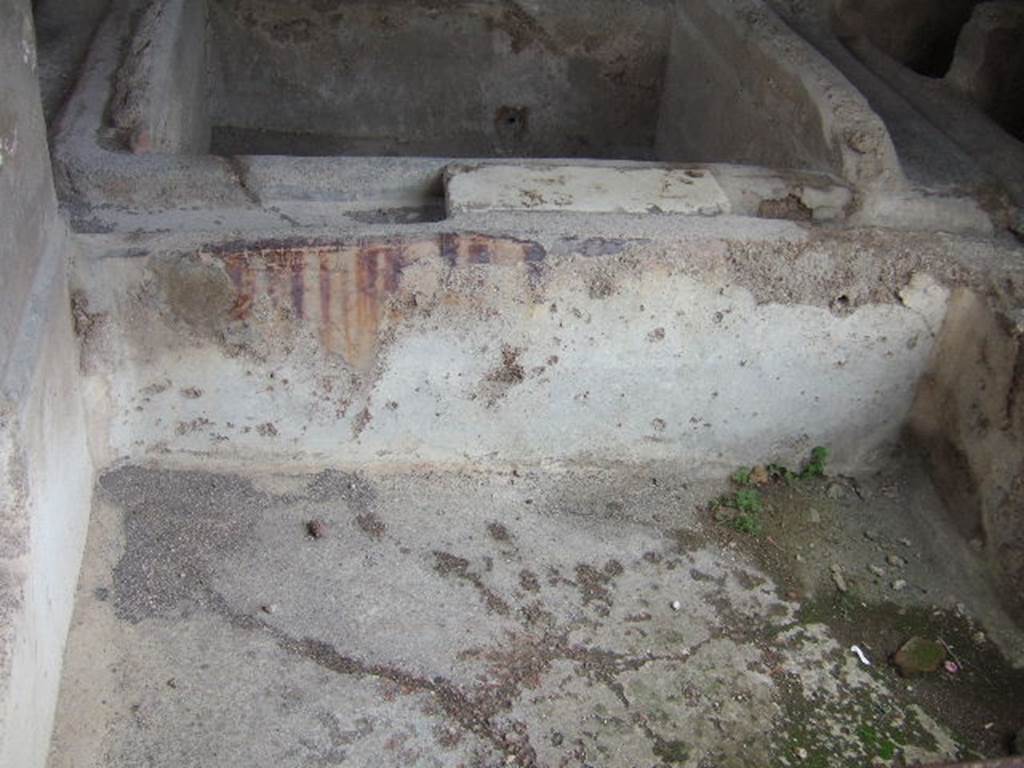 I.6.7 Pompeii. December 2005. South wall of front vat of three interconnecting vats in south-east corner of fullery.