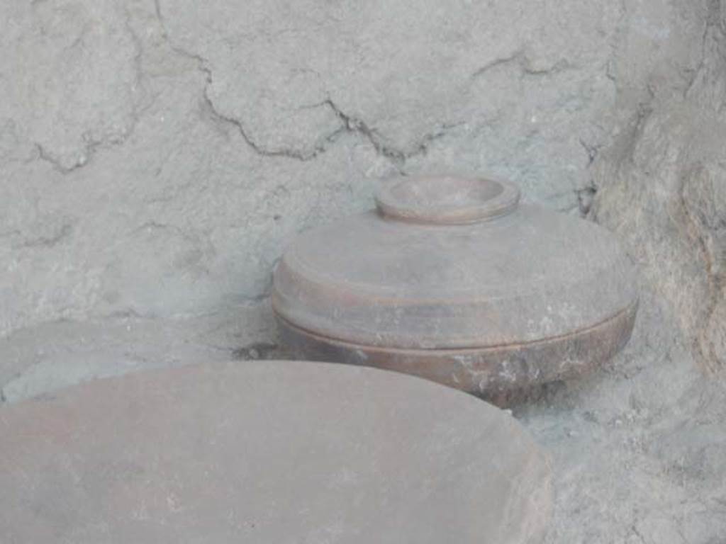 I.6.7 Pompeii. May 2017. Detail of plate and pot on top of hearth in kitchen area.
Photo courtesy of Buzz Ferebee.