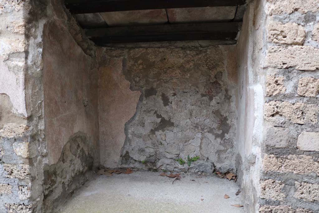 I.6.7 Pompeii. December 2018.
Looking east into small covered area on east side of passageway from kitchen. Photo courtesy of Aude Durand.