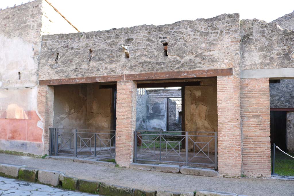 I.6.8 Pompeii, on left. December 2018. 
Looking towards entrance on south side of Via dell�Abbondanza. Photo courtesy of Aude Durand.
