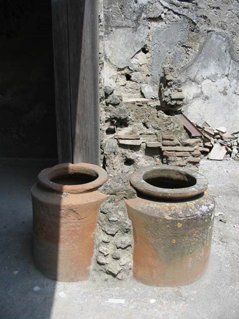 I.6.9 Pompeii. May 2003. Looking east across atrium to terracotta pots. Photo courtesy of Nicolas Monteix.
