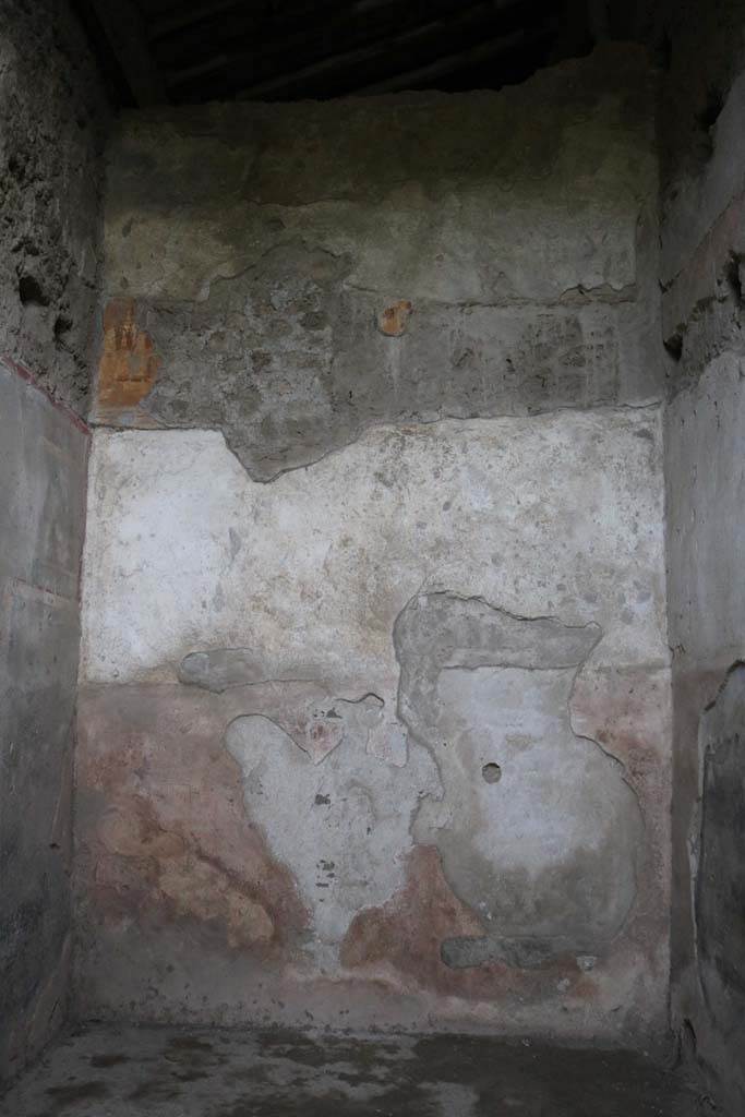 I.6.10 Pompeii. December 2018.
Looking towards south wall of rear room. Photo courtesy of Aude Durand.