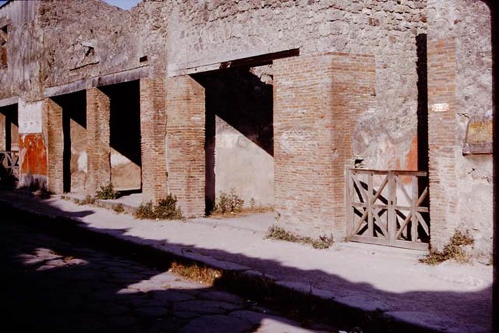 I.6.11 Pompeii, on right. 1964. Looking south on Via dell’Abbondanza. Photo by Stanley A. Jashemski.
Source: The Wilhelmina and Stanley A. Jashemski archive in the University of Maryland Library, Special Collections (See collection page) and made available under the Creative Commons Attribution-Non Commercial License v.4. See Licence and use details.
J64f1734