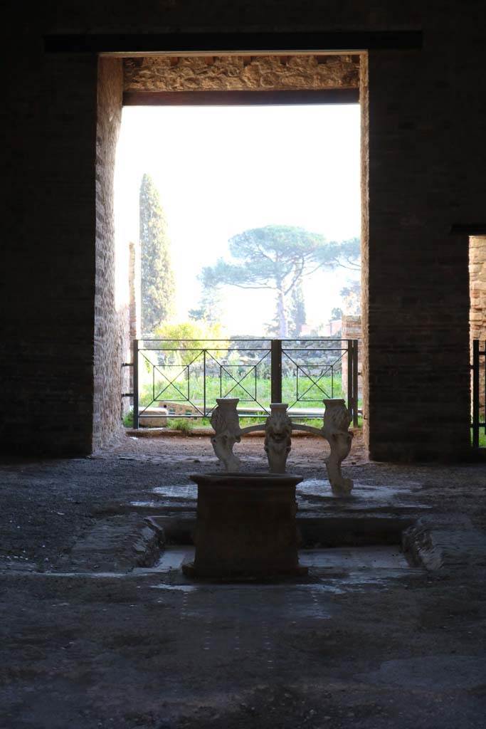 I.6.11 Pompeii. December 2018.
Looking south across impluvium in atrium from entrance doorway. Photo courtesy of Aude Durand.