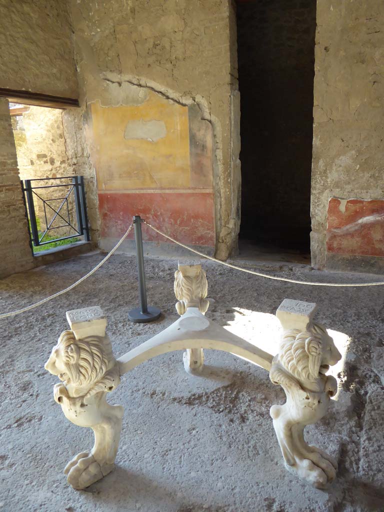 I.6.11 Pompeii. January 2017.
Looking south-west across marble tripod table legs with inscriptions in atrium.
Foto Annette Haug, ERC Grant 681269 DÉCOR