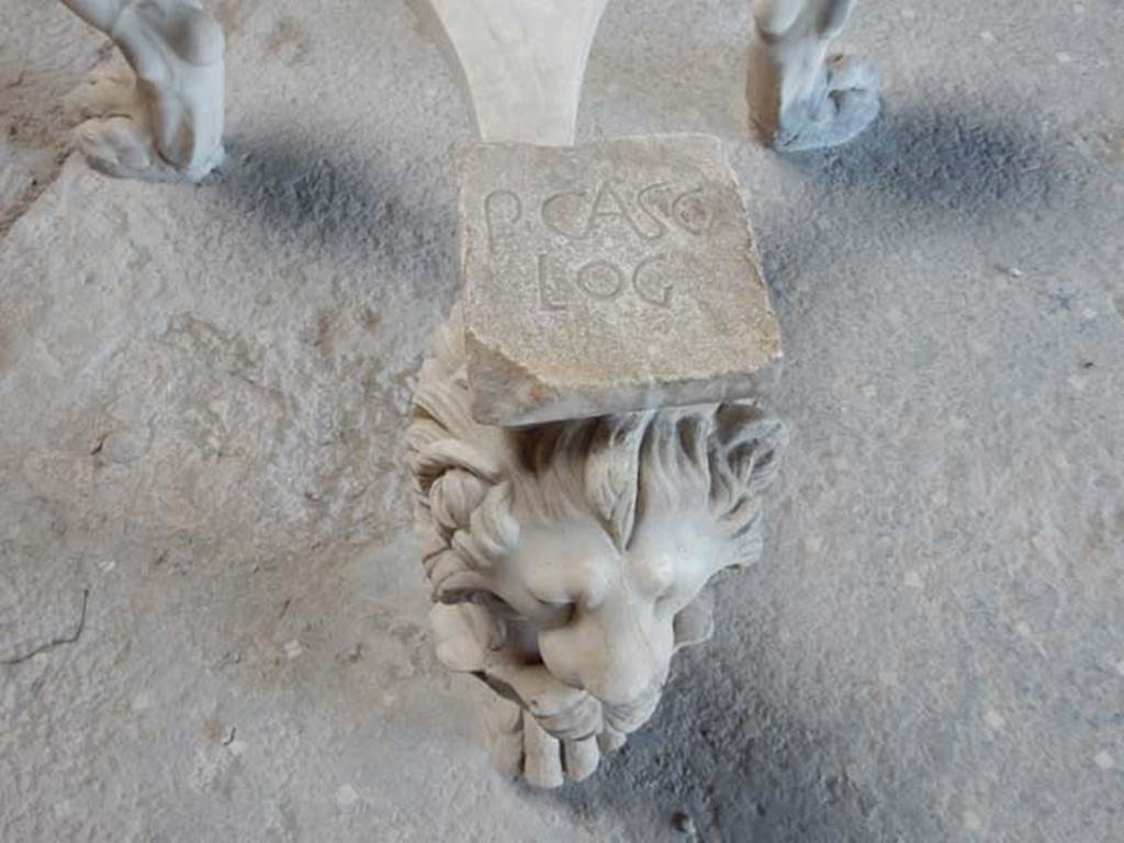 I.6.11 Pompeii. May 2017. On top of the second table leg is P(VBLIVS) CASCA LO(N)G(INVS). Photo courtesy of Buzz Ferebee.