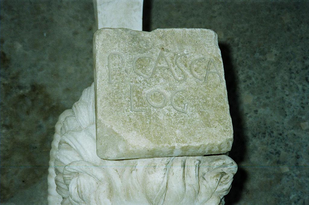 I.6.11 Pompeii. June 2010. On top of the second table leg is P(VBLIVS) CASCA LO(N)G(INVS).
See Della Corte, M., 1965. Case ed Abitanti di Pompei. Napoli: Fausto Fiorentino. (p. 285). Photo courtesy of Rick Bauer.