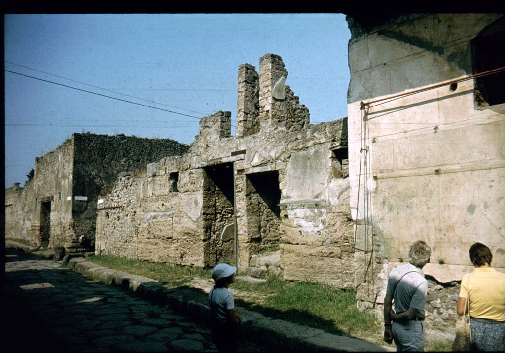 I.6.13 and I.6.14 Pompeii. Entrance doorways on north side of Vicolo del Menandro.
Photographed 1970-79 by Günther Einhorn, picture courtesy of his son Ralf Einhorn.