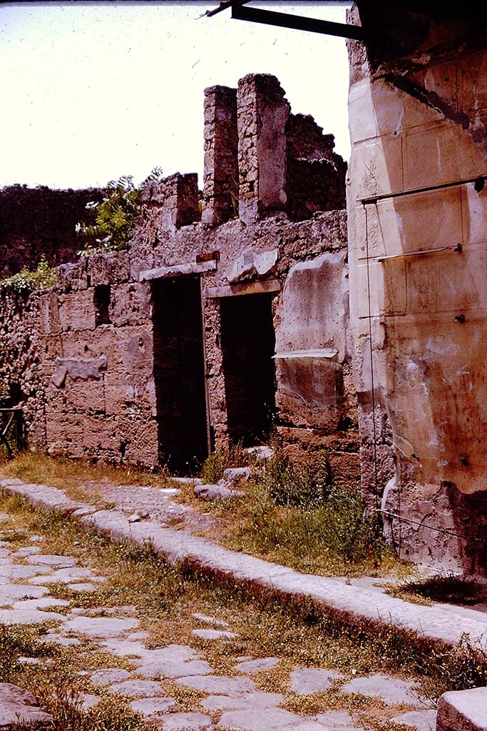 I.6.13 and I.6.14 Pompeii. 1961.
Entrance doorways on north side of Vicolo del Menandro. Photo by Stanley A. Jashemski.
Source: The Wilhelmina and Stanley A. Jashemski archive in the University of Maryland Library, Special Collections (See collection page) and made available under the Creative Commons Attribution-Non Commercial License v.4. See Licence and use details.
J61f0349