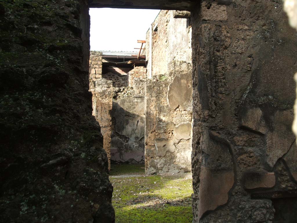 I.6.13 Pompeii. December 2004. Looking across room on east side of entrance with stairs (I.6.14) against west wall.
Looking north-east towards doorway of cubiculum (5).
