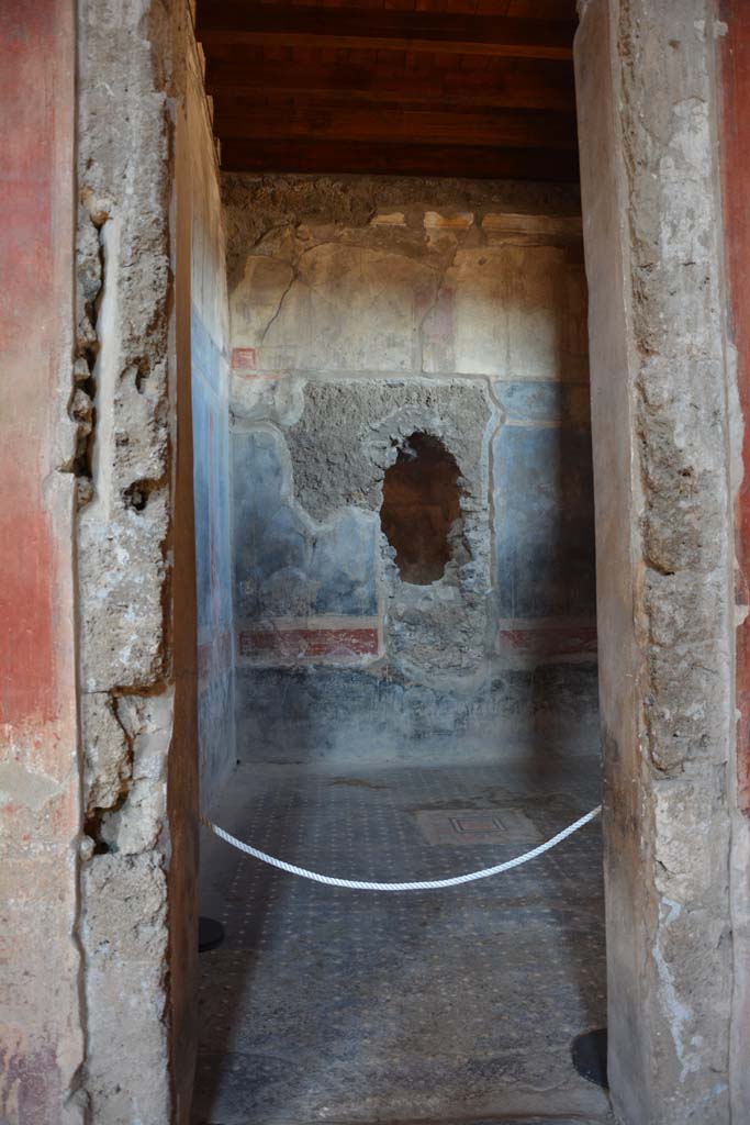 I.6.15 Pompeii. March 2019.
Room 12, triclinium, looking north through doorway in north-east corner of atrium.
Foto Annette Haug, ERC Grant 681269 DÉCOR