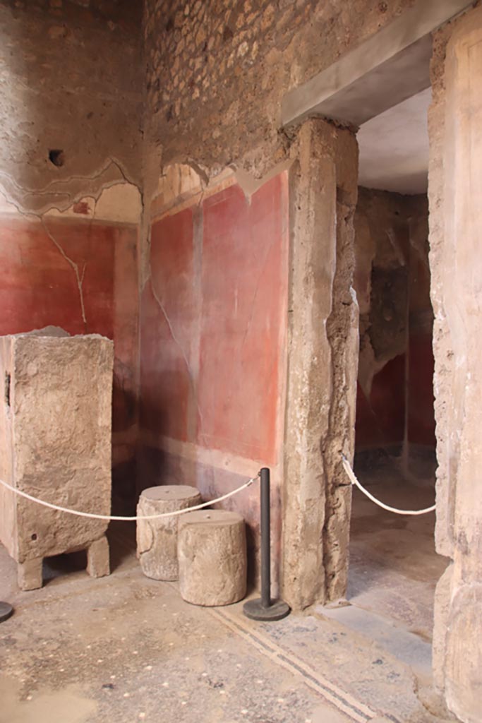 I.6.15 Pompeii. October 2023.
Atrium 4, south-east corner and doorway to room 13. Photo courtesy of Klaus Heese.