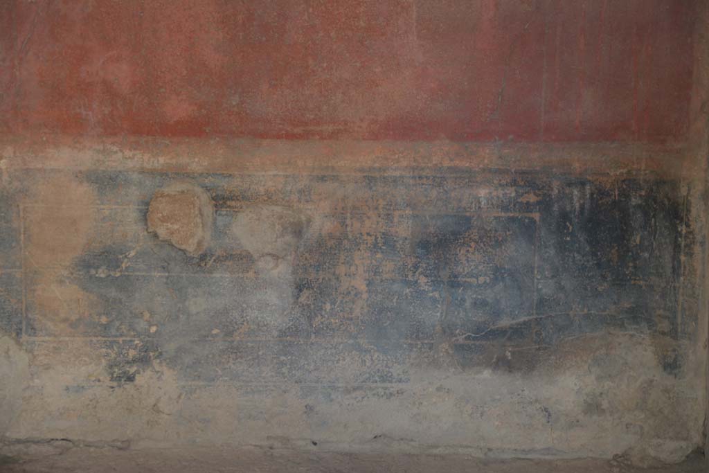 I.6.15 Pompeii. March 2019. Room 13, black zoccolo below red side panel at west end of south wall.
Foto Annette Haug, ERC Grant 681269 DÉCOR