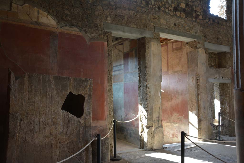I.6.15 Pompeii. October 2019. Room 4, atrium, looking towards south wall with fauces/entrance corridor, centre right.
Foto Annette Haug, ERC Grant 681269 DÉCOR
