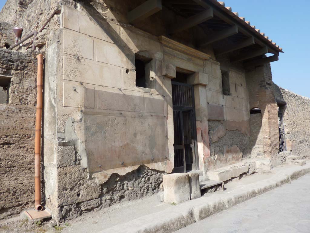 I.6.15 Pompeii. October 2014. Looking east to entrance on Vicolo del Menandro.
Foto Annette Haug, ERC Grant 681269 DÉCOR