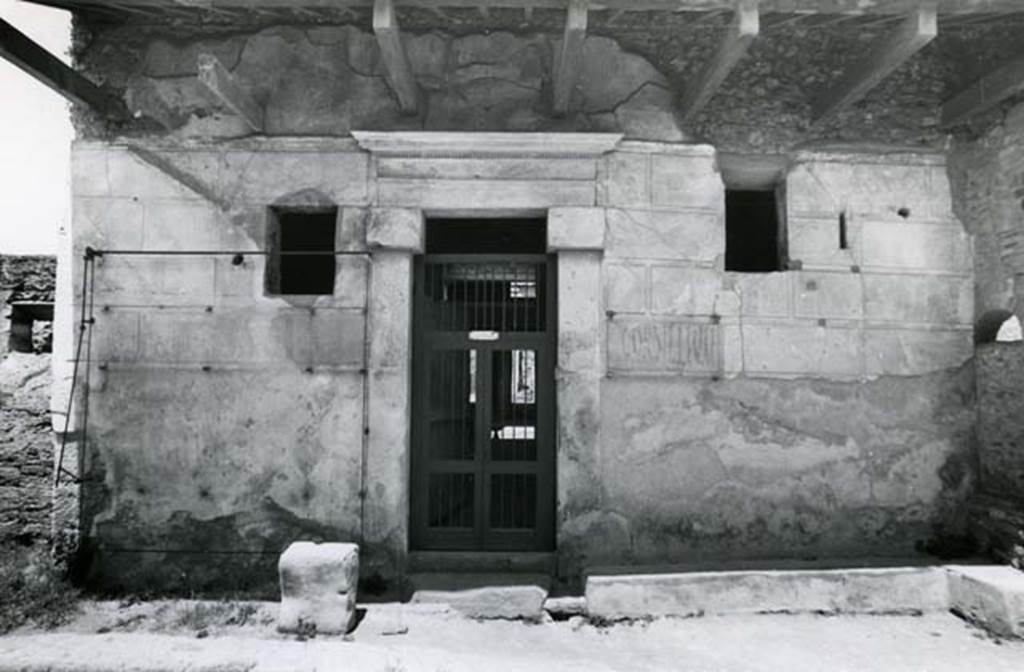 I.6.15 Pompeii. 1972. Casa dei Ceii or di Fabio e Tyranno, exterior, façade. Photo courtesy of Anne Laidlaw.
American Academy in Rome, Photographic Archive. Laidlaw collection _P_72_4_9.