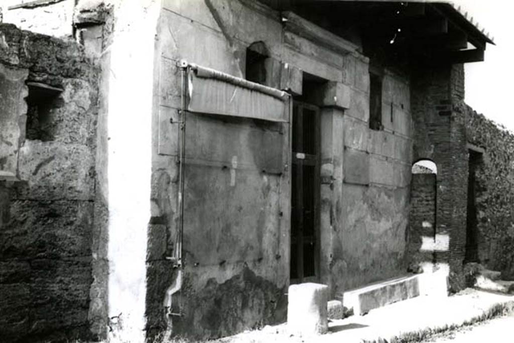 I.6.15 Pompeii. 1968. Casa dei Ceii or di Fabio e Tyranno, façade. Photo courtesy of Anne Laidlaw.
American Academy in Rome, Photographic Archive. Laidlaw collection _P_68_6_13.