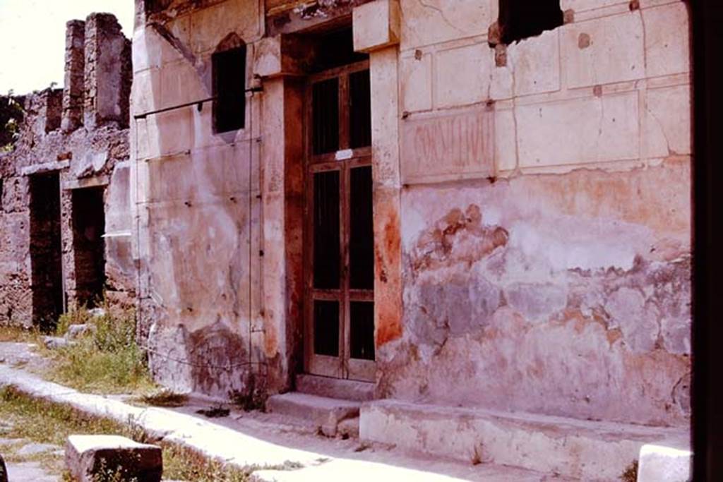 I.6.15 Pompeii. 1961. Entrance doorway, and doorways to I.6.13 and I.6.14 on left.
Photo by Stanley A. Jashemski.
Source: The Wilhelmina and Stanley A. Jashemski archive in the University of Maryland Library, Special Collections (See collection page) and made available under the Creative Commons Attribution-Non Commercial License v.4. See Licence and use details.
J61f0350