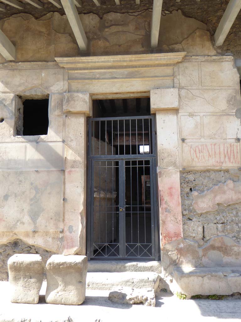 I.6.15 Pompeii. September 2018. Looking north to entrance doorway.
Foto Annette Haug, ERC Grant 681269 DÉCOR