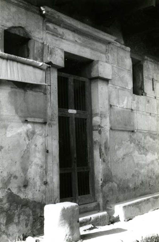 I.6.15 Pompeii. 1968. Casa dei Ceii or di Fabio e Tyranno, exterior, front doors. Photo courtesy of Anne Laidlaw.
American Academy in Rome, Photographic Archive. Laidlaw collection _P_68_6_15.
