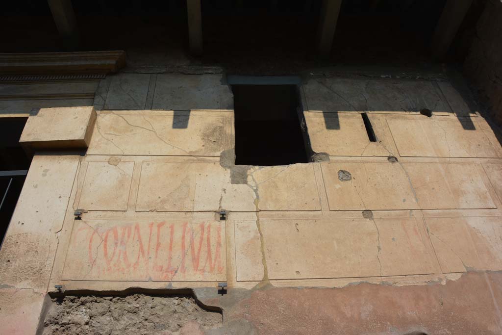 I.6.15 Pompeii. March 2019. Front façade on east (right) side of entrance doorway.
Foto Annette Haug, ERC Grant 681269 DÉCOR