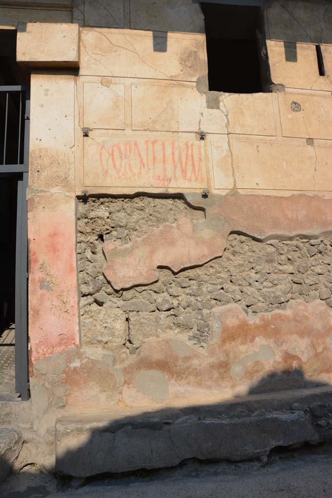 I.6.15 Pompeii. March 2019. Front façade on east (right) side of entrance doorway.
Foto Annette Haug, ERC Grant 681269 DÉCOR