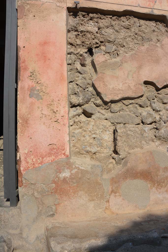 I.6.15 Pompeii. March 2019. Detail of lower front façade on east (right) side of entrance doorway.
Foto Annette Haug, ERC Grant 681269 DÉCOR