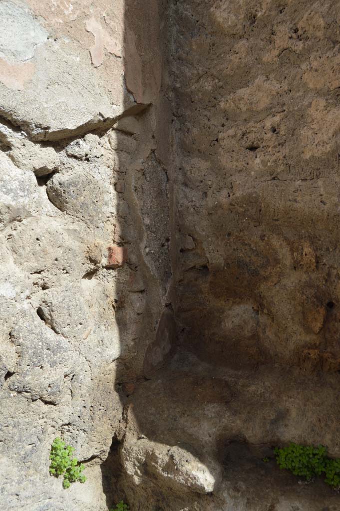 I.6.15 Pompeii. March 2018.
East end of entrance doorway, detail from above bench in south-east corner.
Foto Taylor Lauritsen, ERC Grant 681269 DÉCOR.