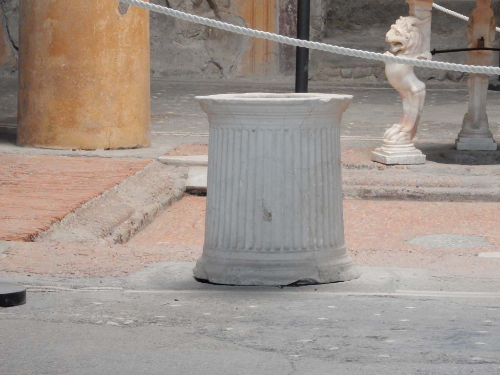 I.6.15 Pompeii. June 2019. Room 4, puteal on south side of impluvium in atrium.
Photo courtesy of Buzz Ferebee