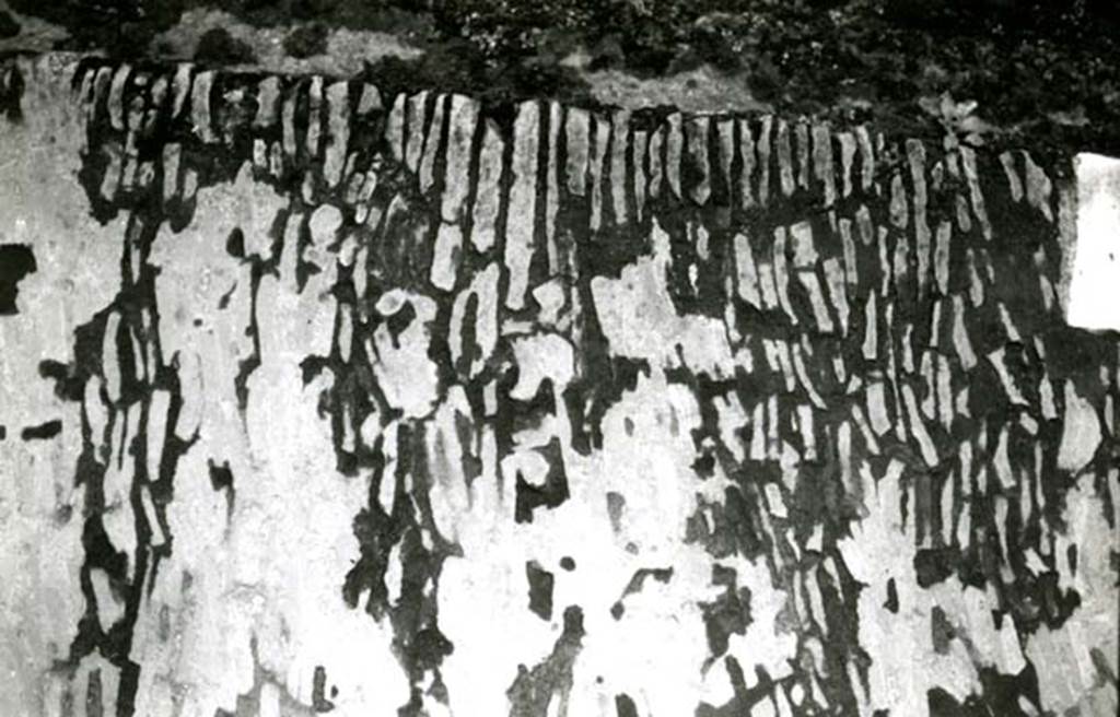 I.6.15 Pompeii. 1976. Casa dei Ceii or di Fabio e Tyranno, impluvium border, potsherds on edge. Photo courtesy of Anne Laidlaw.
American Academy in Rome, Photographic Archive. Laidlaw collection _P_76_3_25.