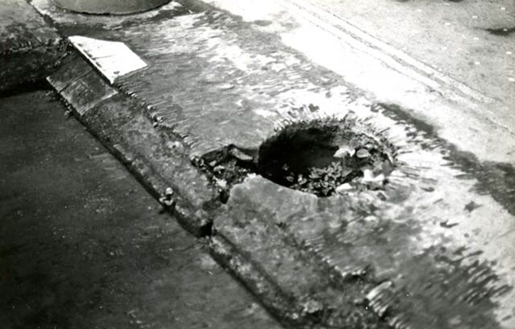 I.6.15 Pompeii. 1976. Casa dei Ceii, impluvium puteal on east side. Photo courtesy of Anne Laidlaw.
American Academy in Rome, Photographic Archive. Laidlaw collection _P_76_3_26.