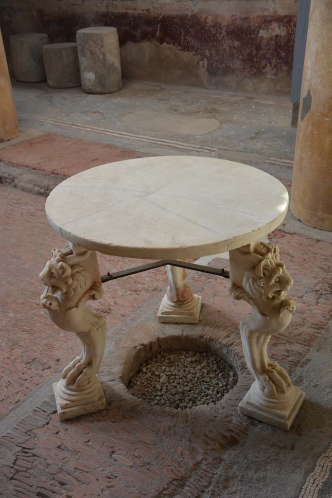 I.6.15 Pompeii. October 2019. Room 4, looking south-west towards marble table with lion legs.
Foto Annette Haug, ERC Grant 681269 DÉCOR