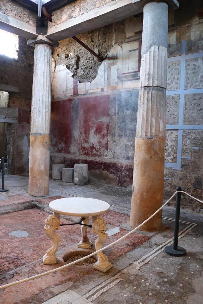 I.6.15 Pompeii. December 2018.
Room 4, looking south-west across impluvium in atrium. Photo courtesy of Aude Durand.
