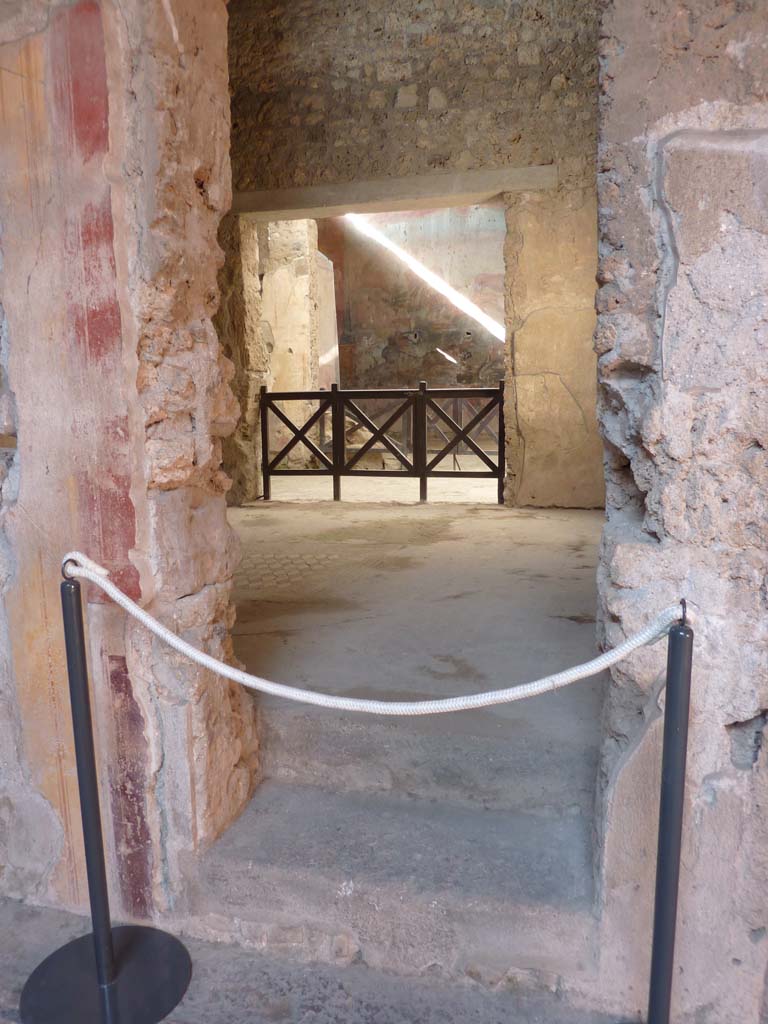 I.6.15 Pompeii. October 2014. Room 6, looking north through doorway into tablinum.
Foto Annette Haug, ERC Grant 681269 DÉCOR